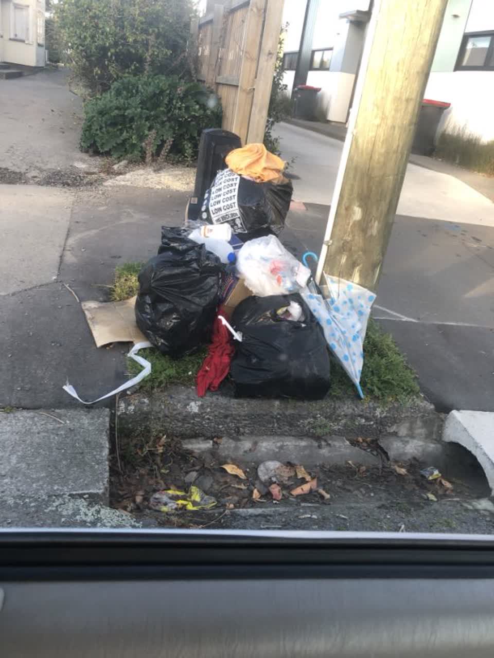 The photograph attached to this rubbish/recycling report