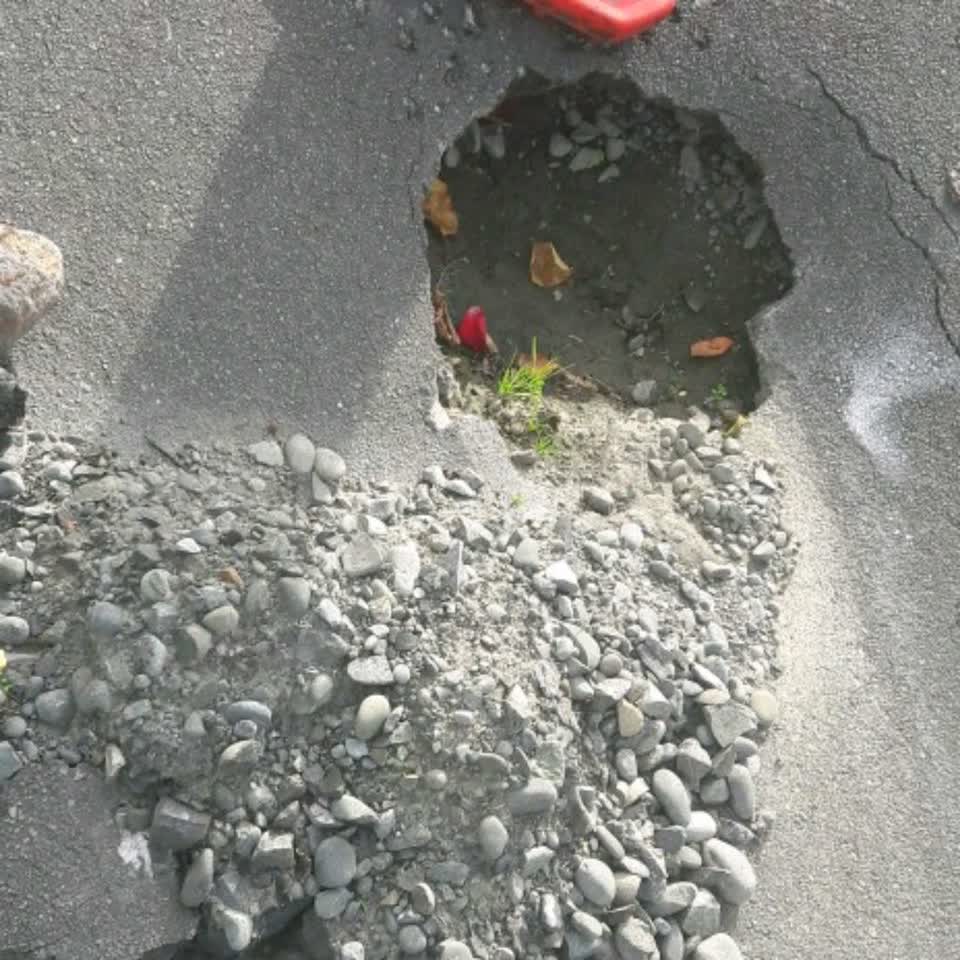 The photograph attached to this roading/streets report