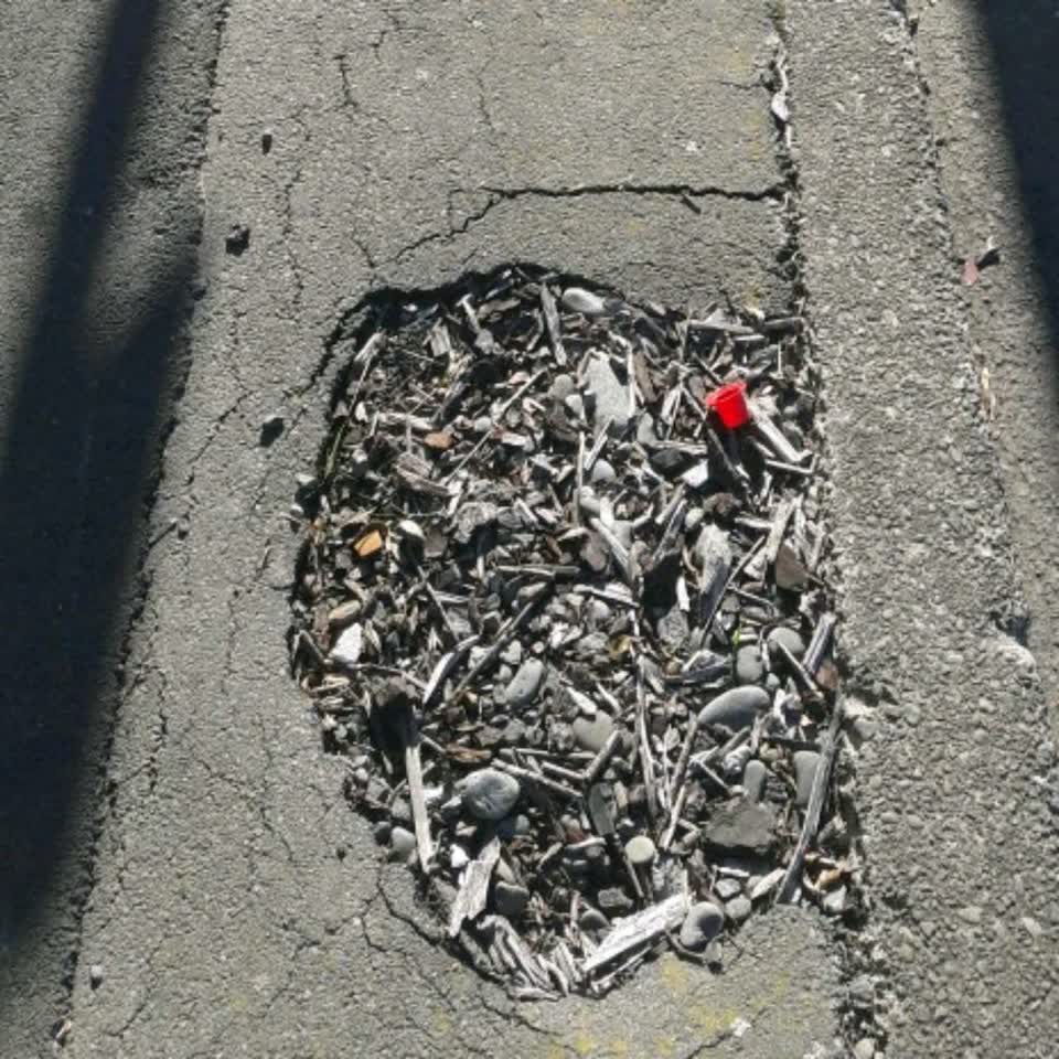 The photograph attached to this roading/streets report