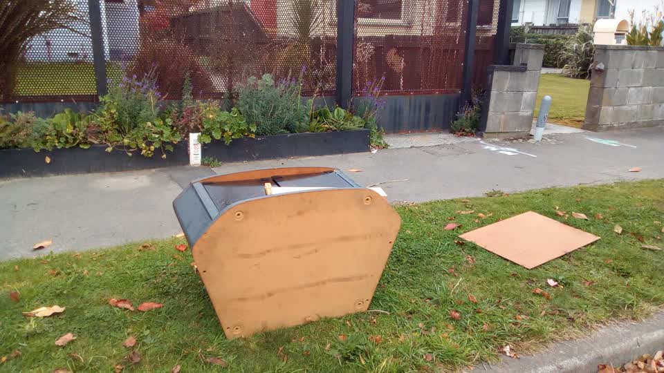 The photograph attached to this rubbish/recycling report