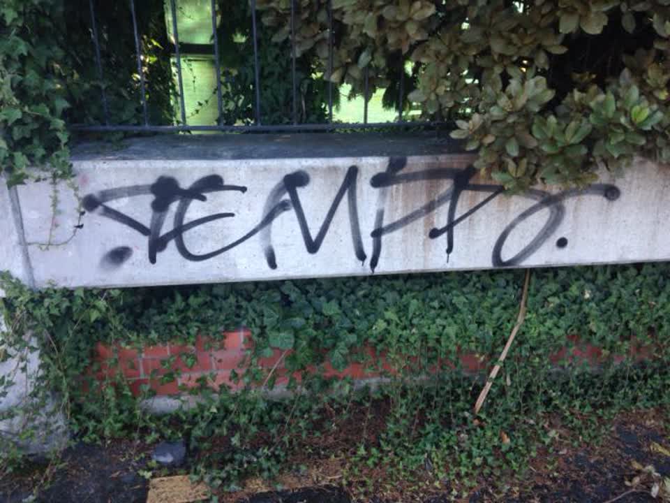 The photograph attached to this graffiti report