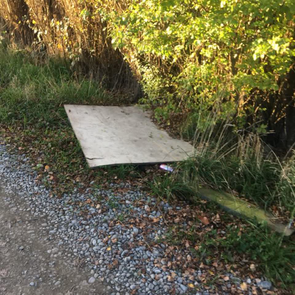 The photograph attached to this rubbish/recycling report