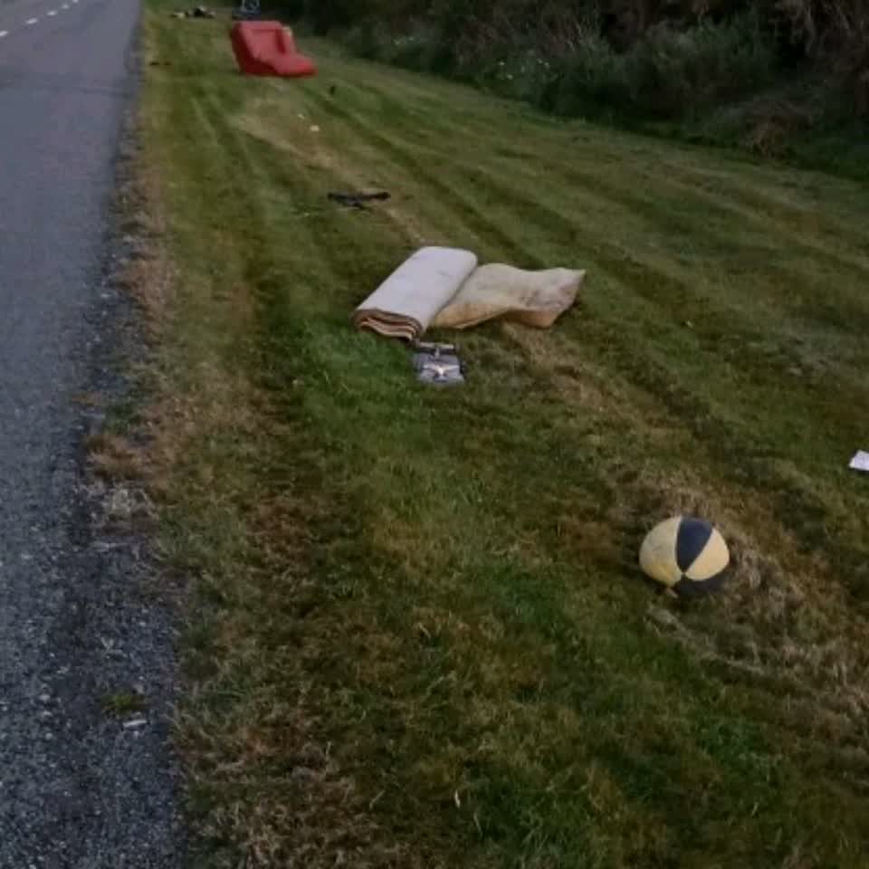 The photograph attached to this rubbish/recycling report