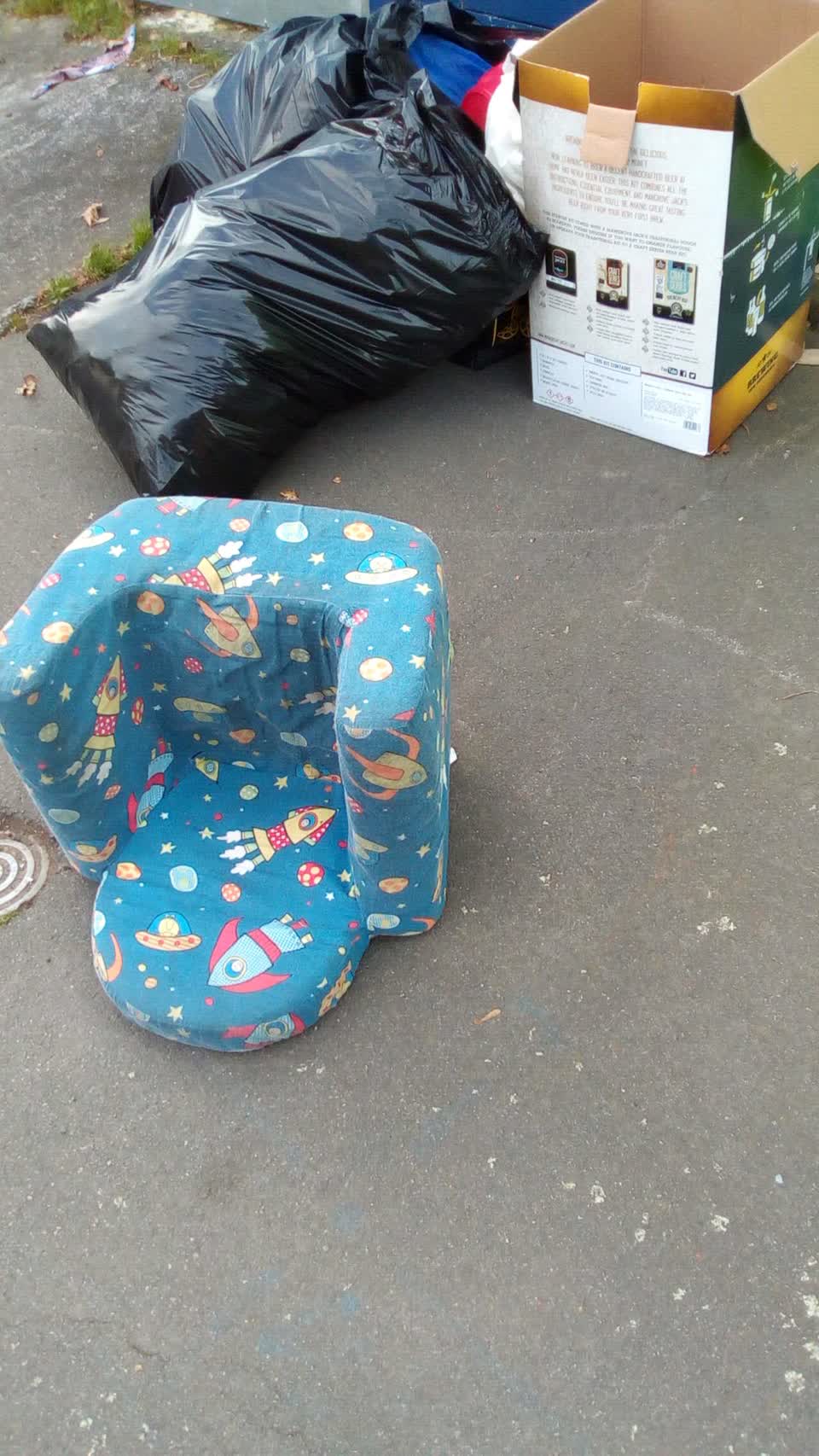 The photograph attached to this rubbish/recycling report