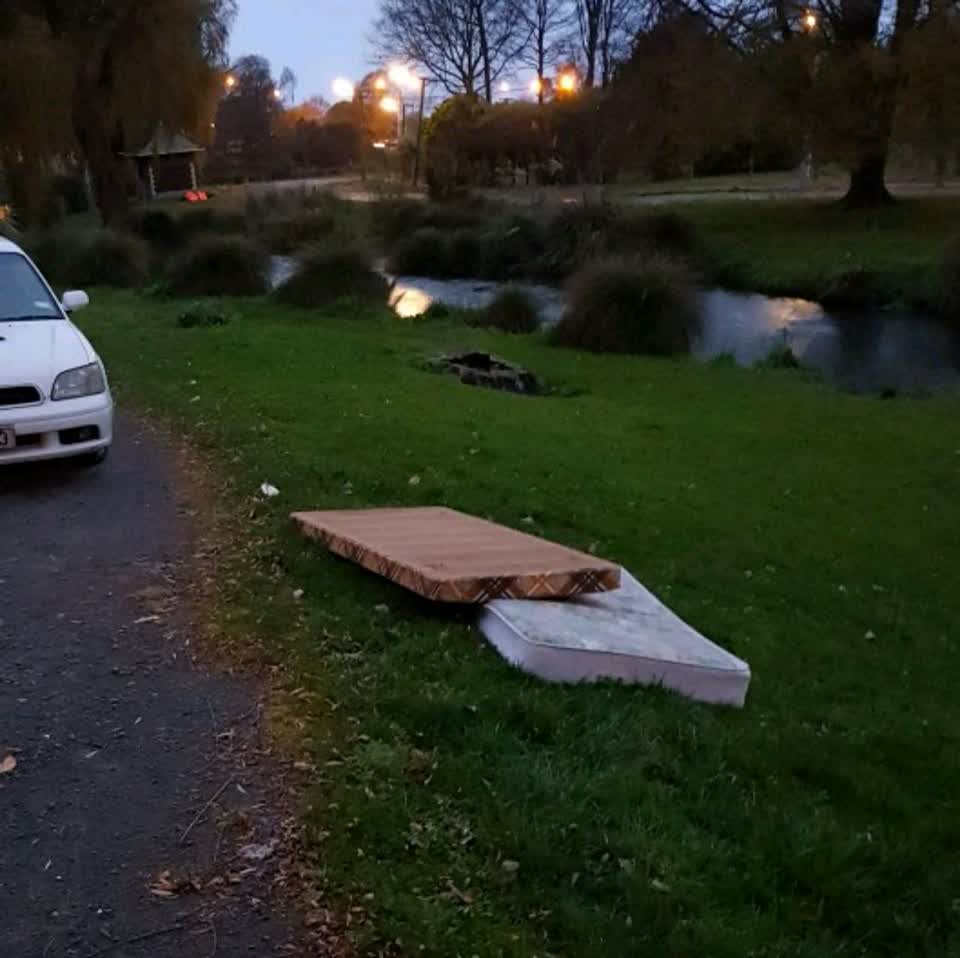The photograph attached to this rubbish/recycling report