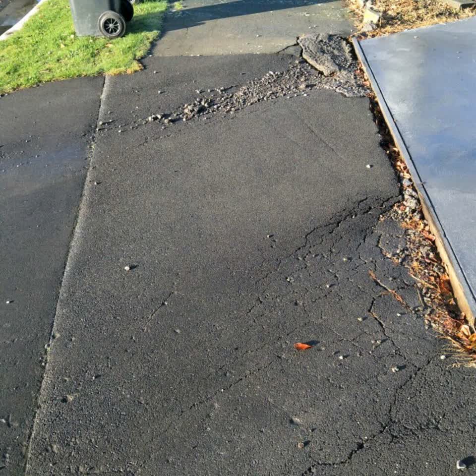 The photograph attached to this roading/streets report