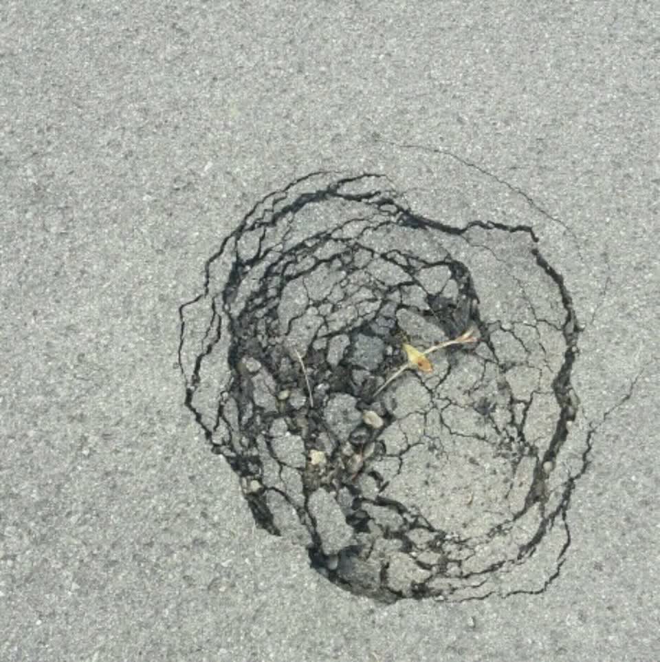 The photograph attached to this roading/streets report