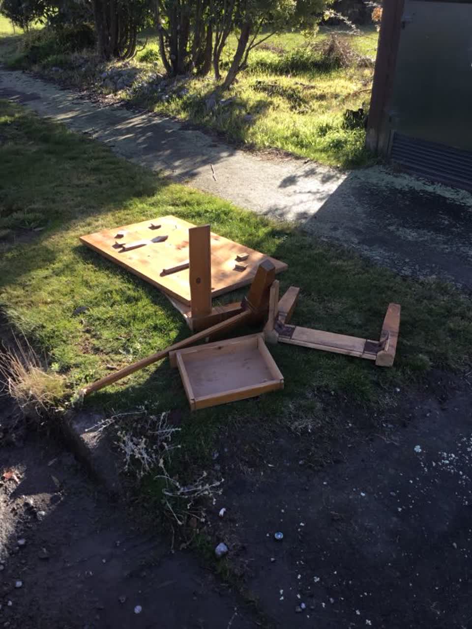 The photograph attached to this rubbish/recycling report