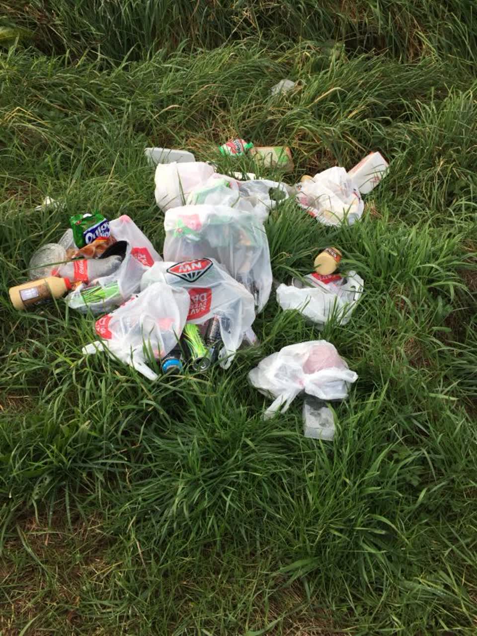 The photograph attached to this rubbish/recycling report