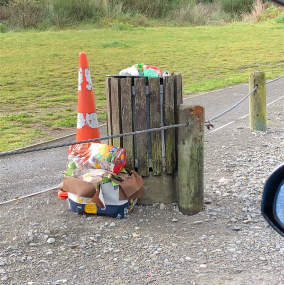 The photograph attached to this rubbish/recycling report