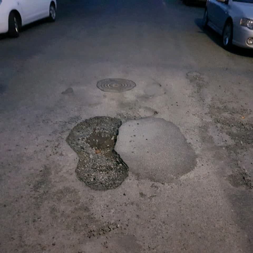 The photograph attached to this roading/streets report
