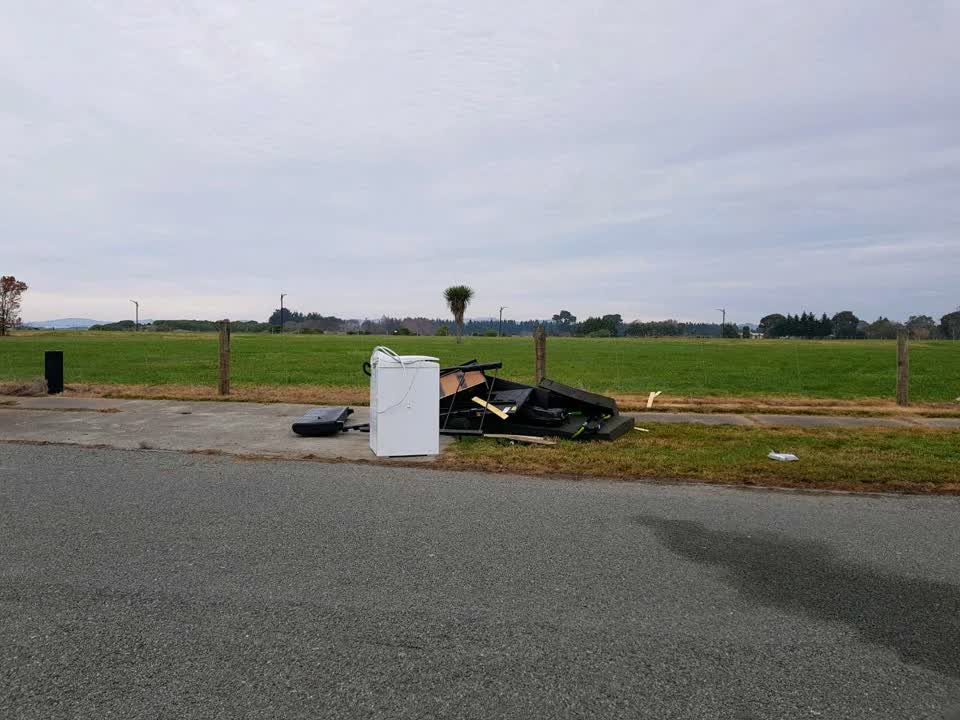 The photograph attached to this rubbish/recycling report