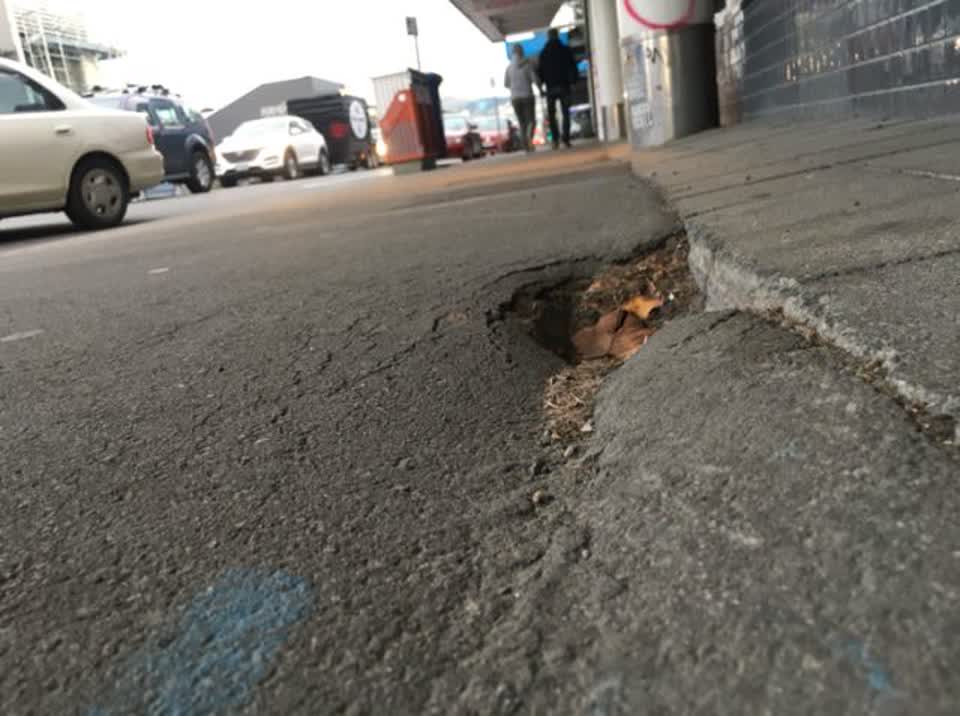 The photograph attached to this roading/streets report