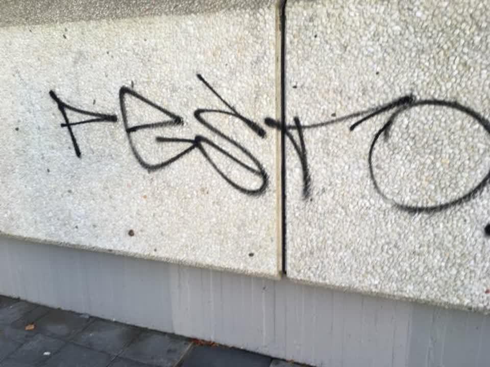 The photograph attached to this graffiti report