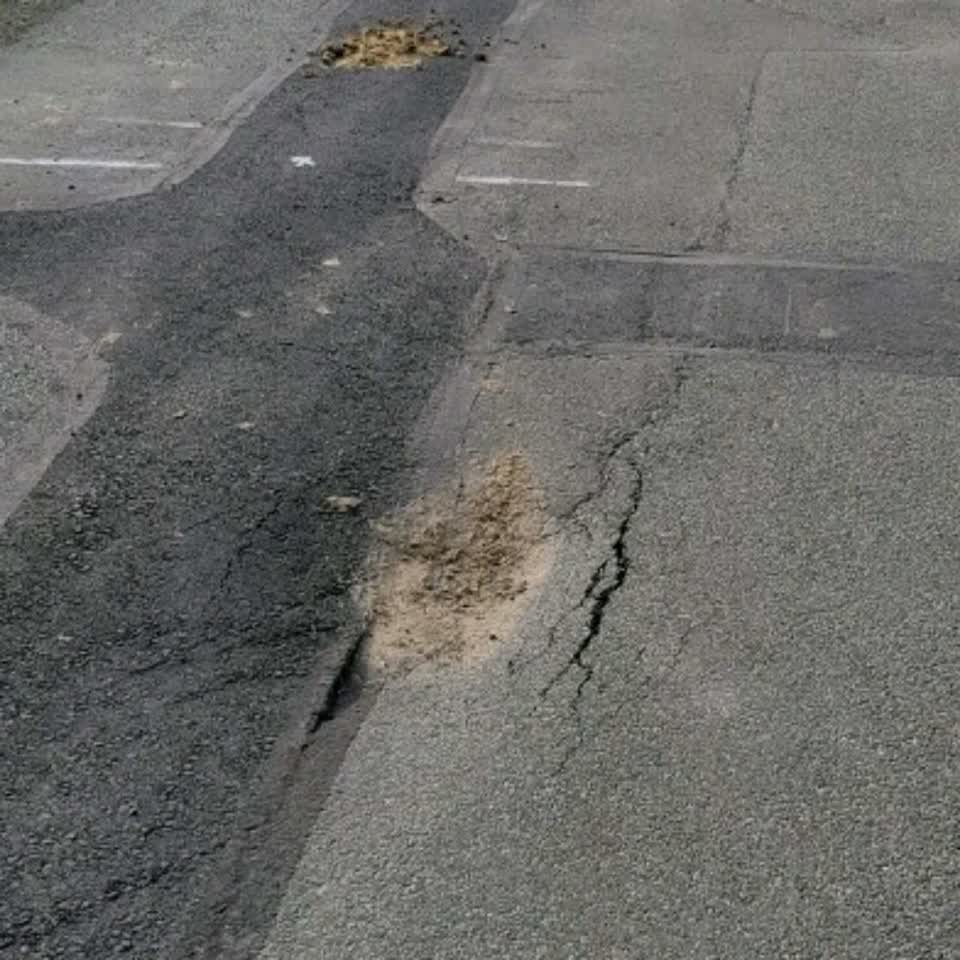The photograph attached to this roading/streets report