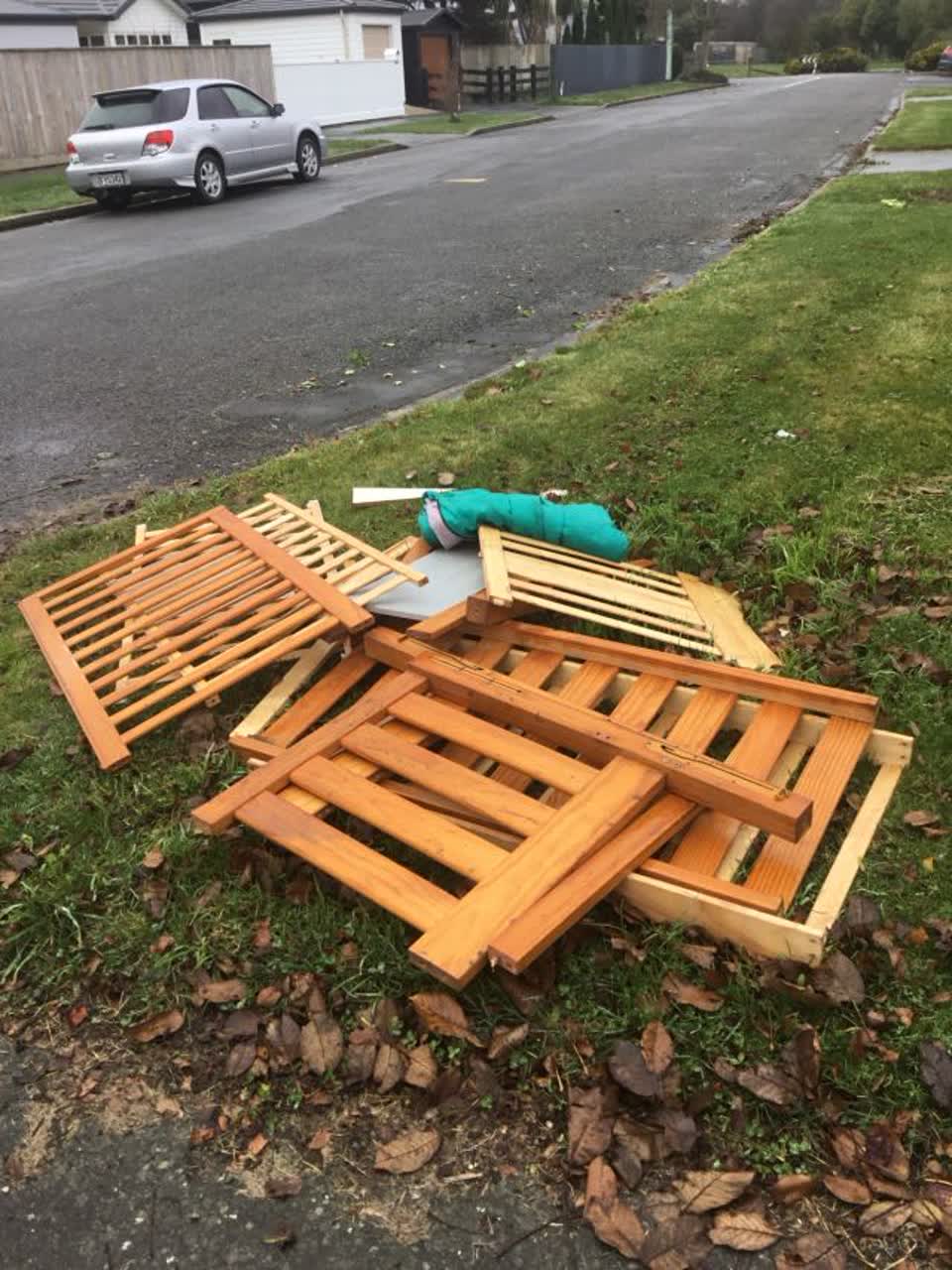 The photograph attached to this rubbish/recycling report