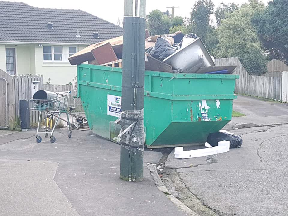 The photograph attached to this rubbish/recycling report