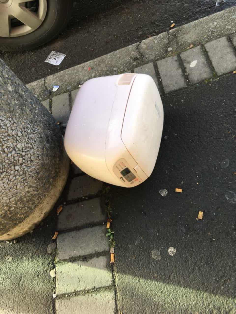 The photograph attached to this rubbish/recycling report