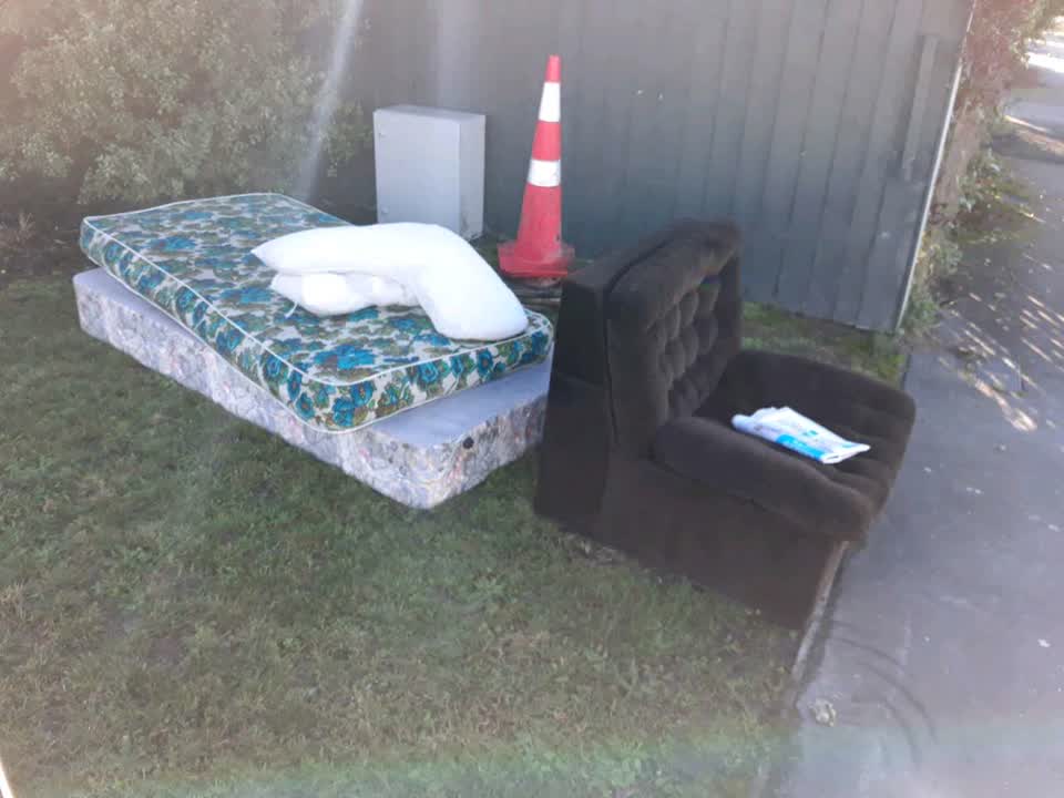 The photograph attached to this rubbish/recycling report