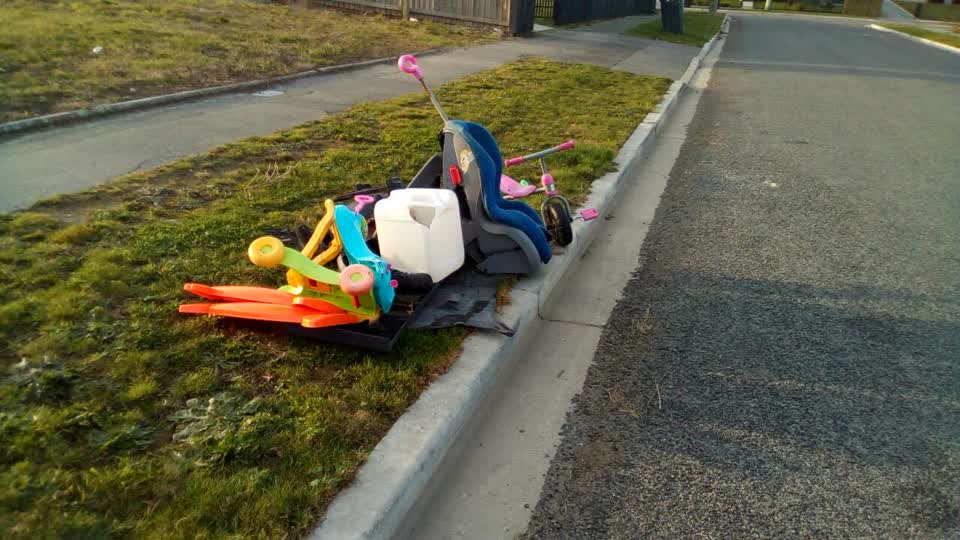 The photograph attached to this rubbish/recycling report
