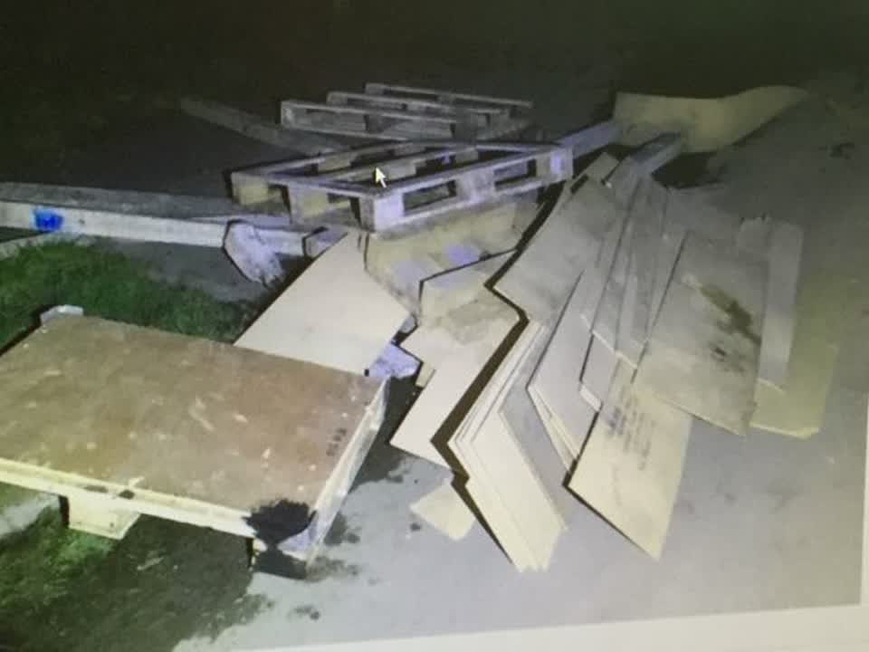 The photograph attached to this rubbish/recycling report