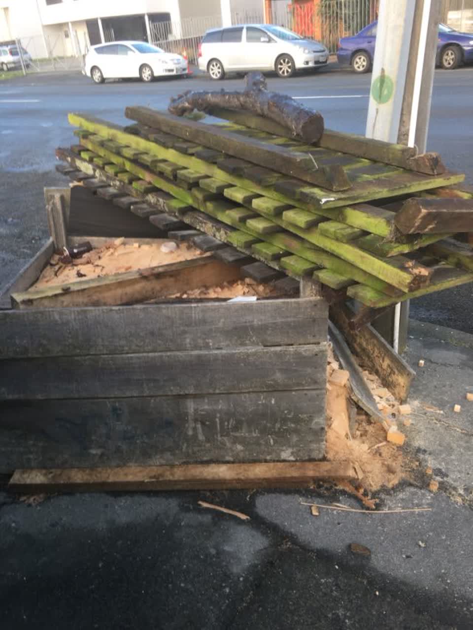 The photograph attached to this rubbish/recycling report
