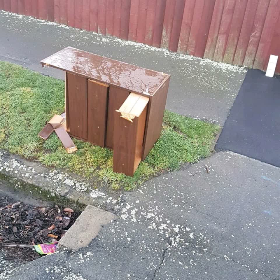 The photograph attached to this rubbish/recycling report