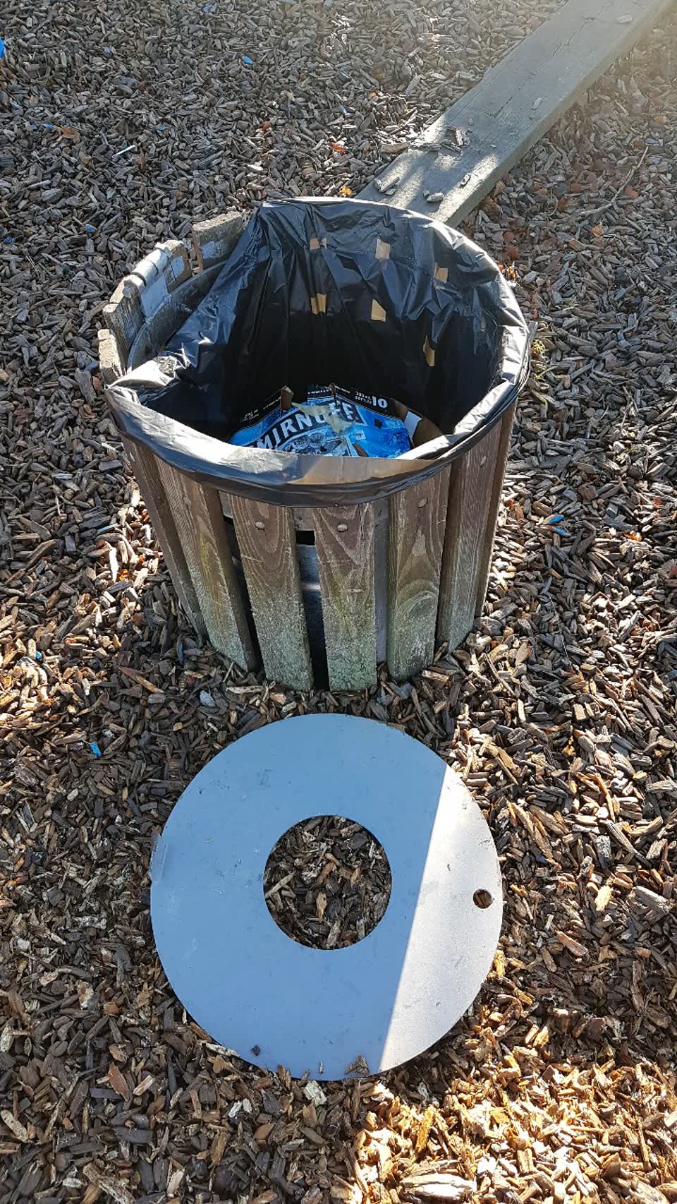 The photograph attached to this rubbish/recycling report