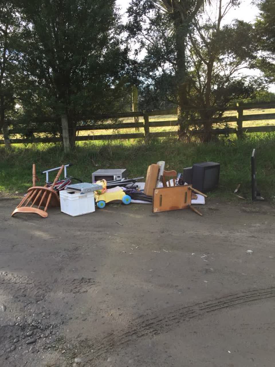 The photograph attached to this rubbish/recycling report