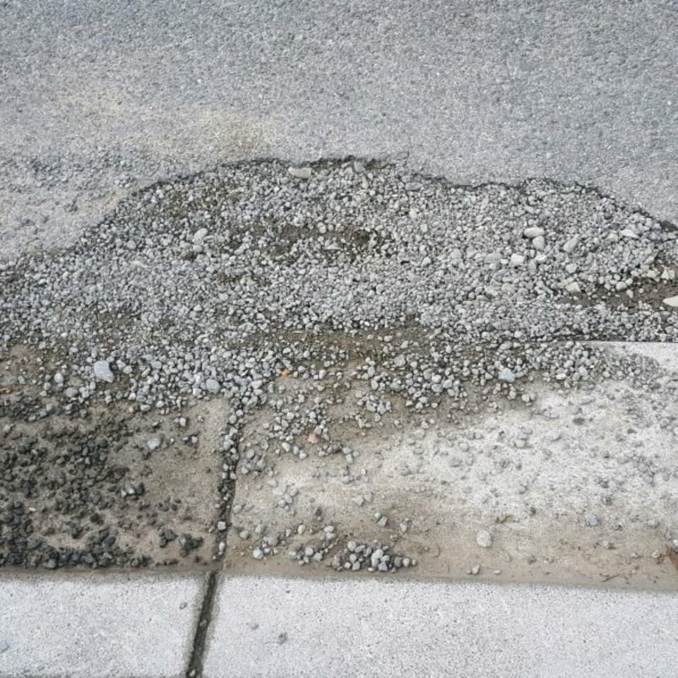 The photograph attached to this roading/streets report