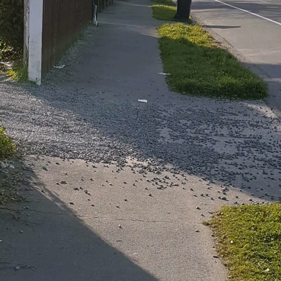 The photograph attached to this roading/streets report
