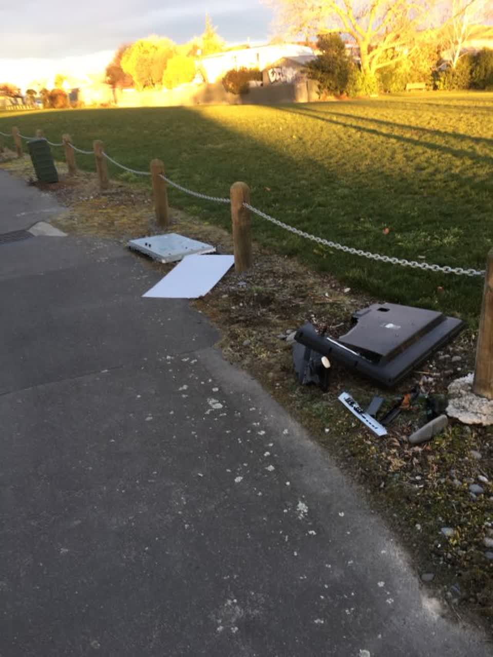 The photograph attached to this rubbish/recycling report
