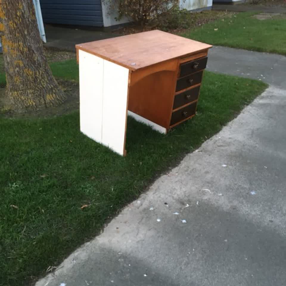 The photograph attached to this rubbish/recycling report