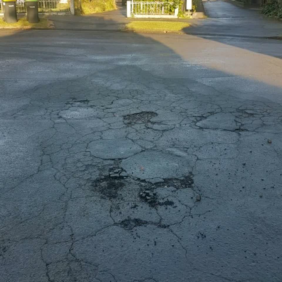 The photograph attached to this roading/streets report