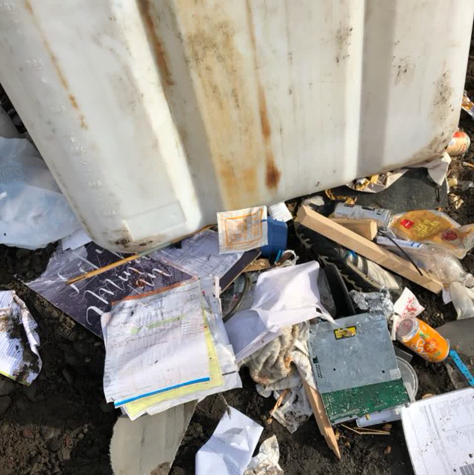 The photograph attached to this rubbish/recycling report