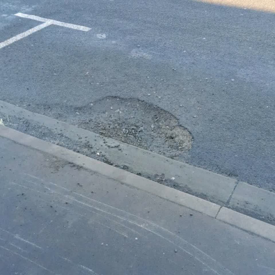 The photograph attached to this roading/streets report