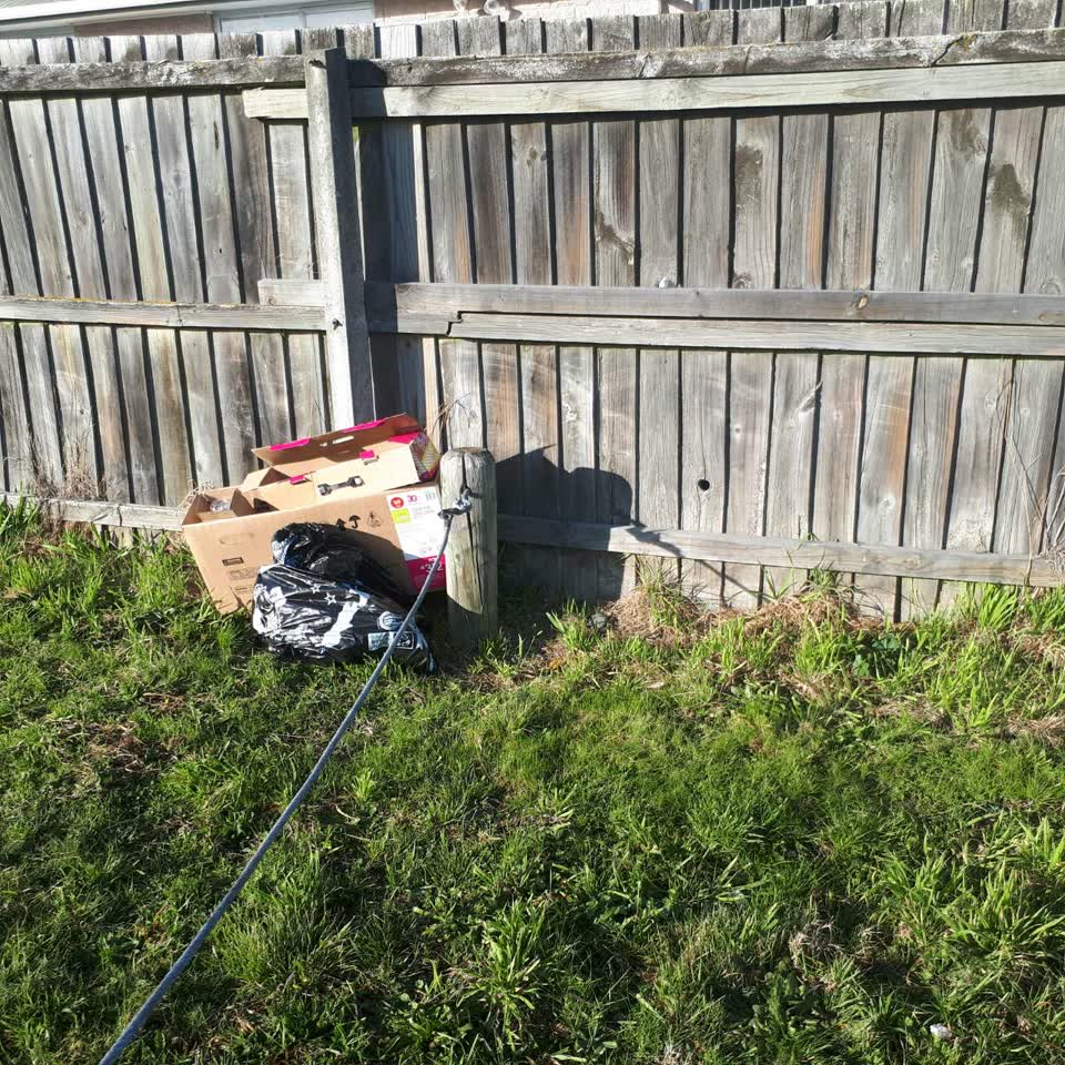 The photograph attached to this rubbish/recycling report