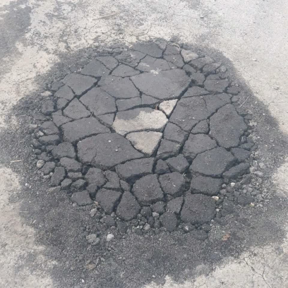 The photograph attached to this roading/streets report