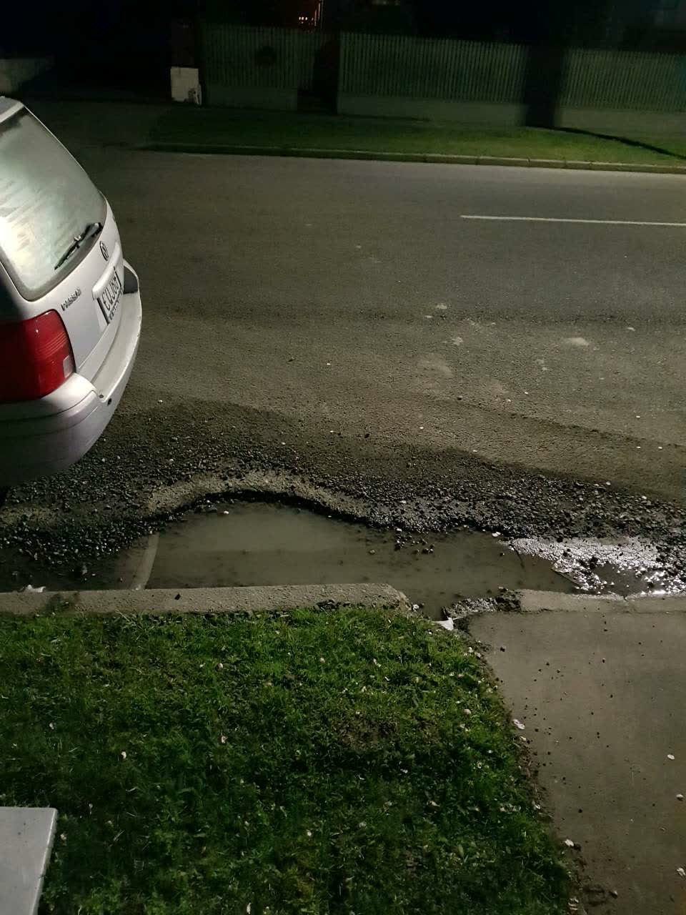 The photograph attached to this roading/streets report