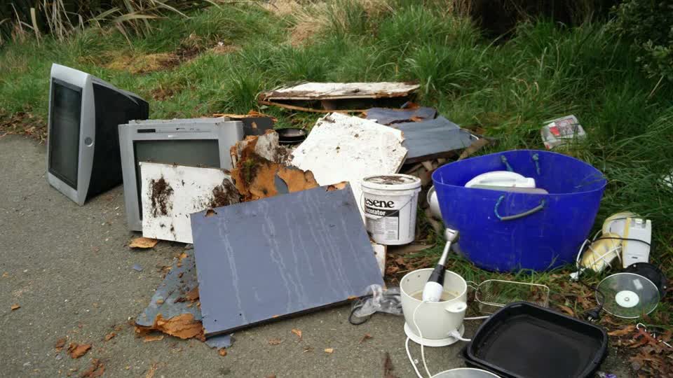The photograph attached to this rubbish/recycling report