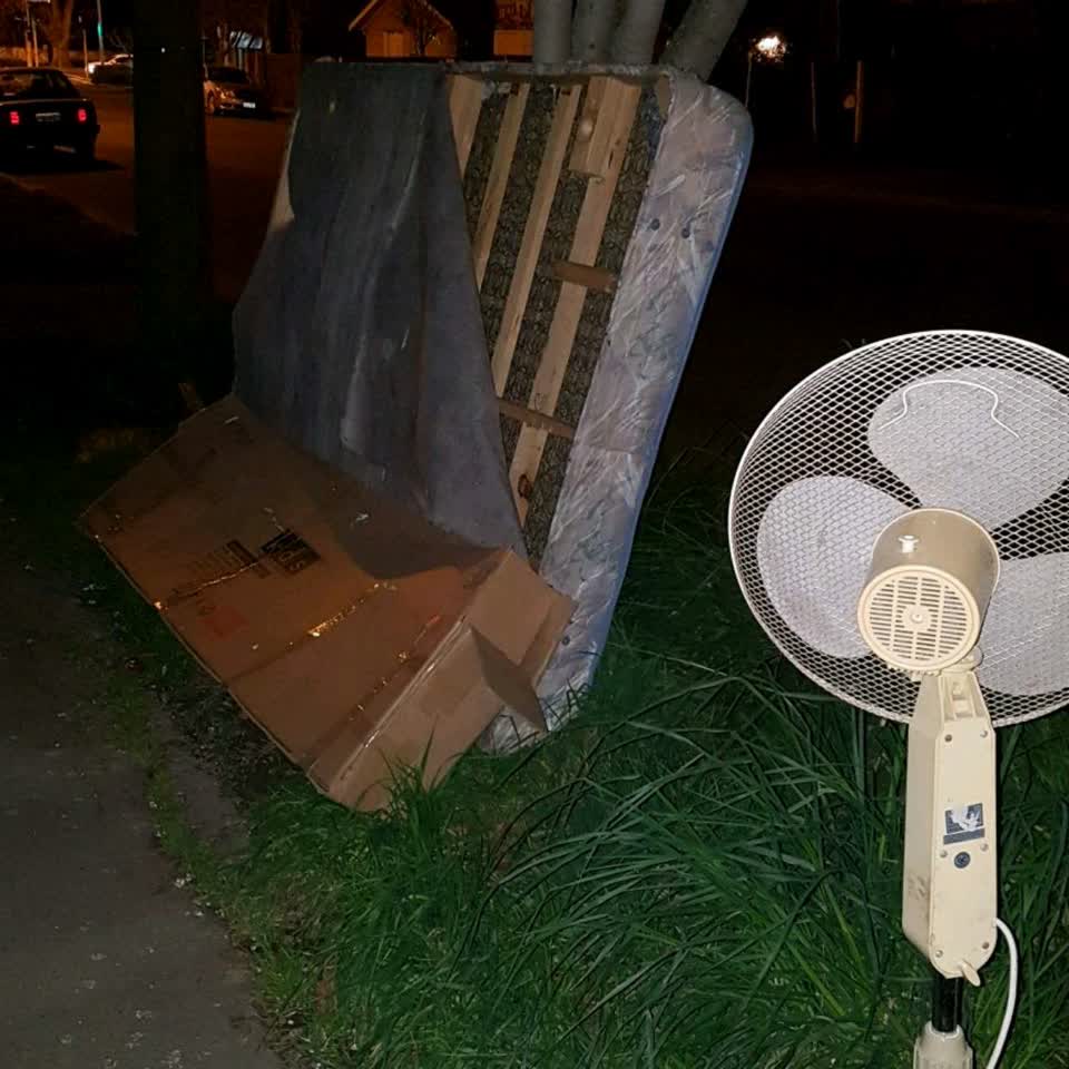 The photograph attached to this rubbish/recycling report
