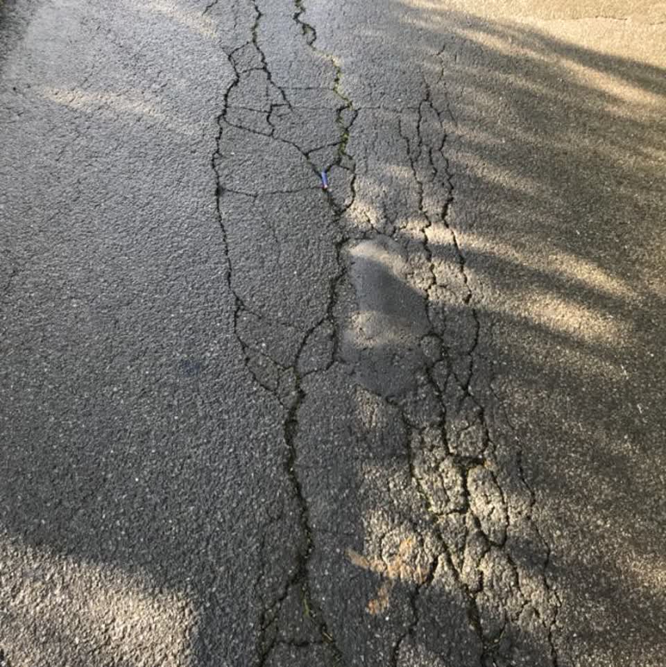 The photograph attached to this roading/streets report