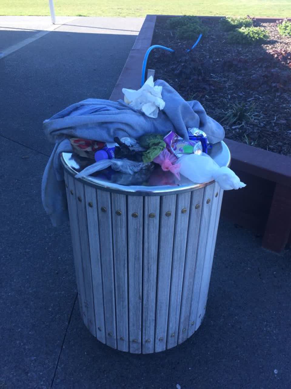 The photograph attached to this rubbish/recycling report