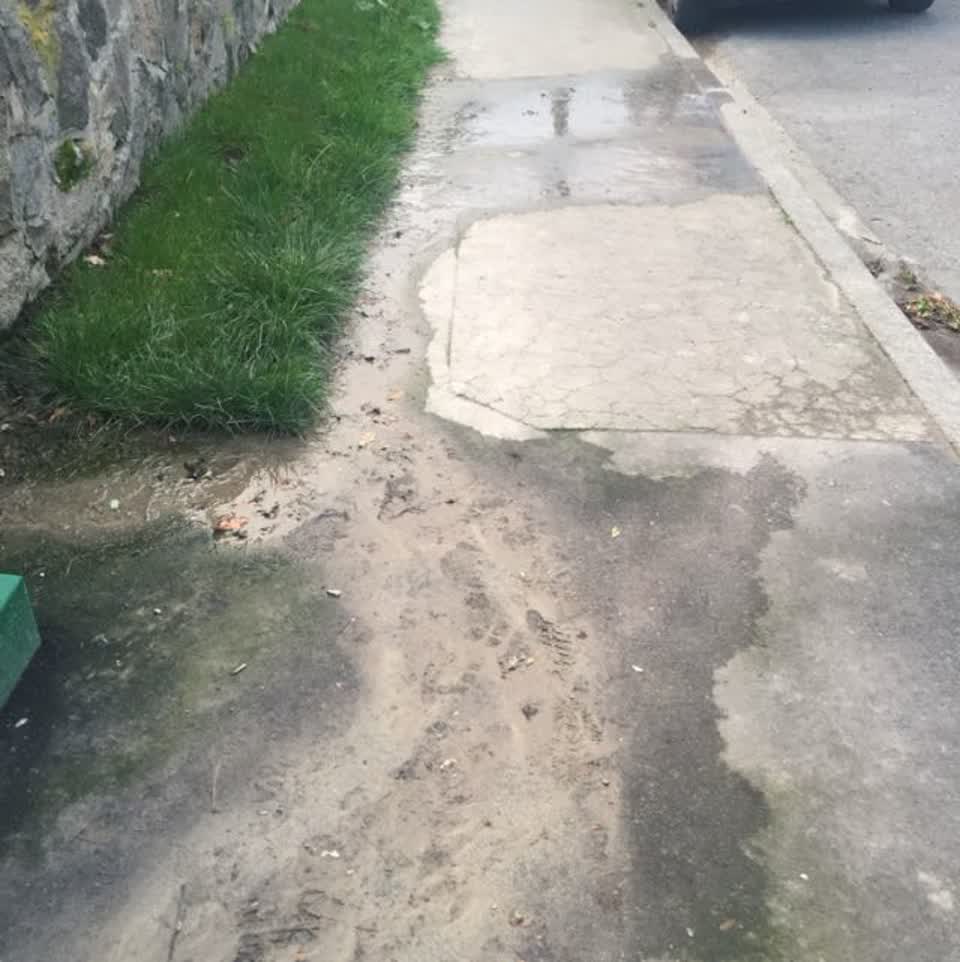 The photograph attached to this roading/streets report