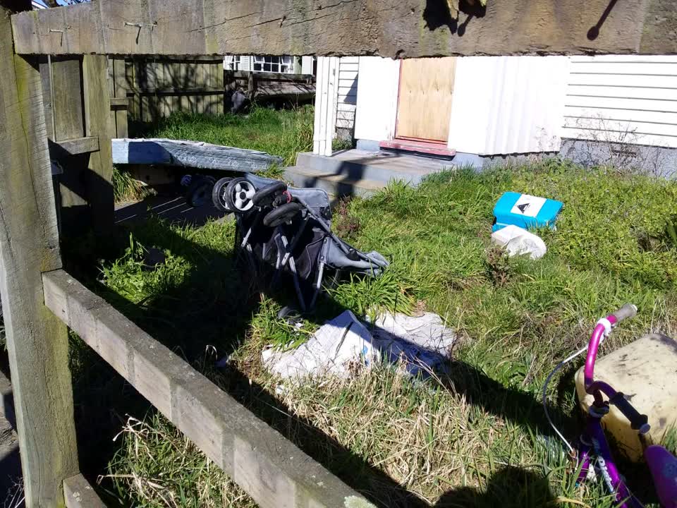 The photograph attached to this rubbish/recycling report