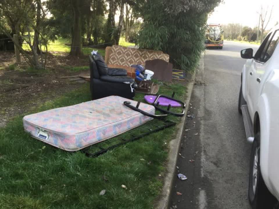 The photograph attached to this rubbish/recycling report