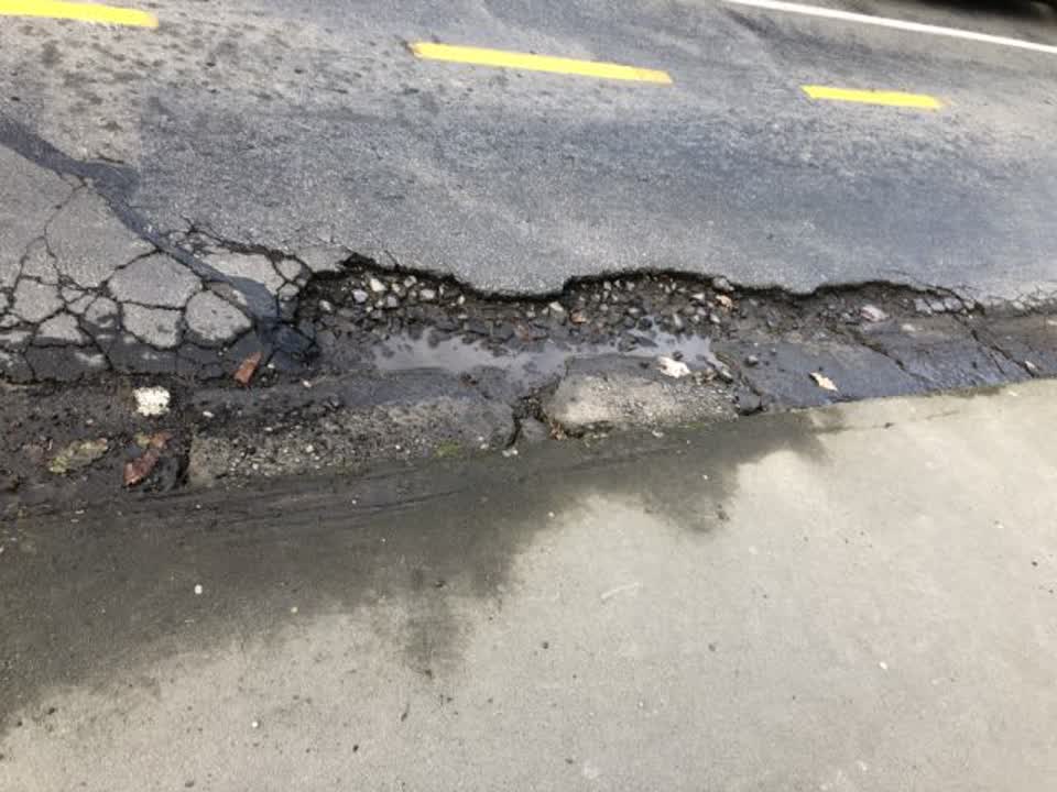 The photograph attached to this roading/streets report