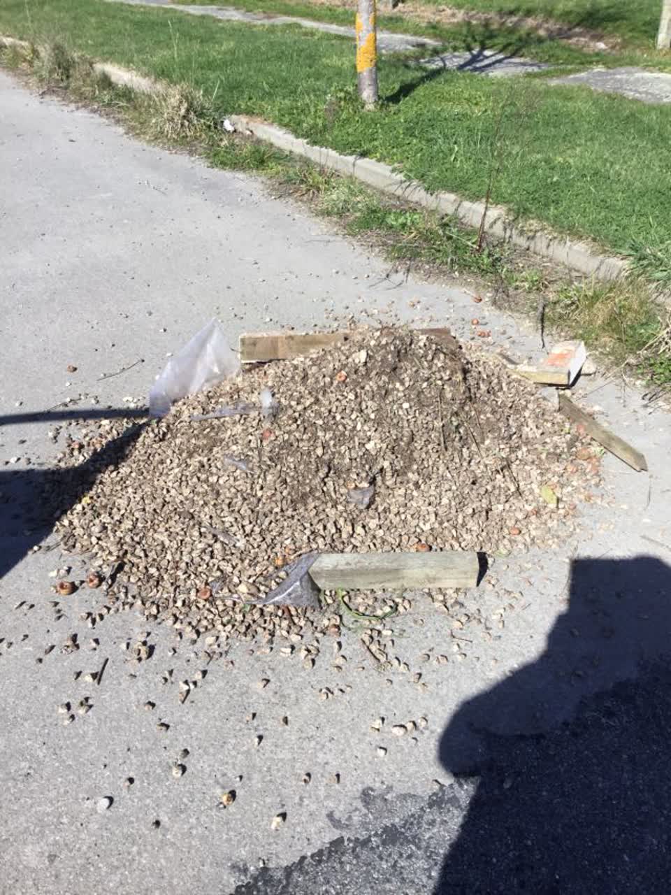 The photograph attached to this rubbish/recycling report