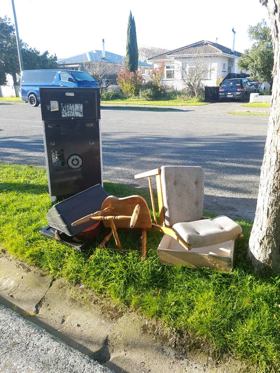 The photograph attached to this rubbish/recycling report