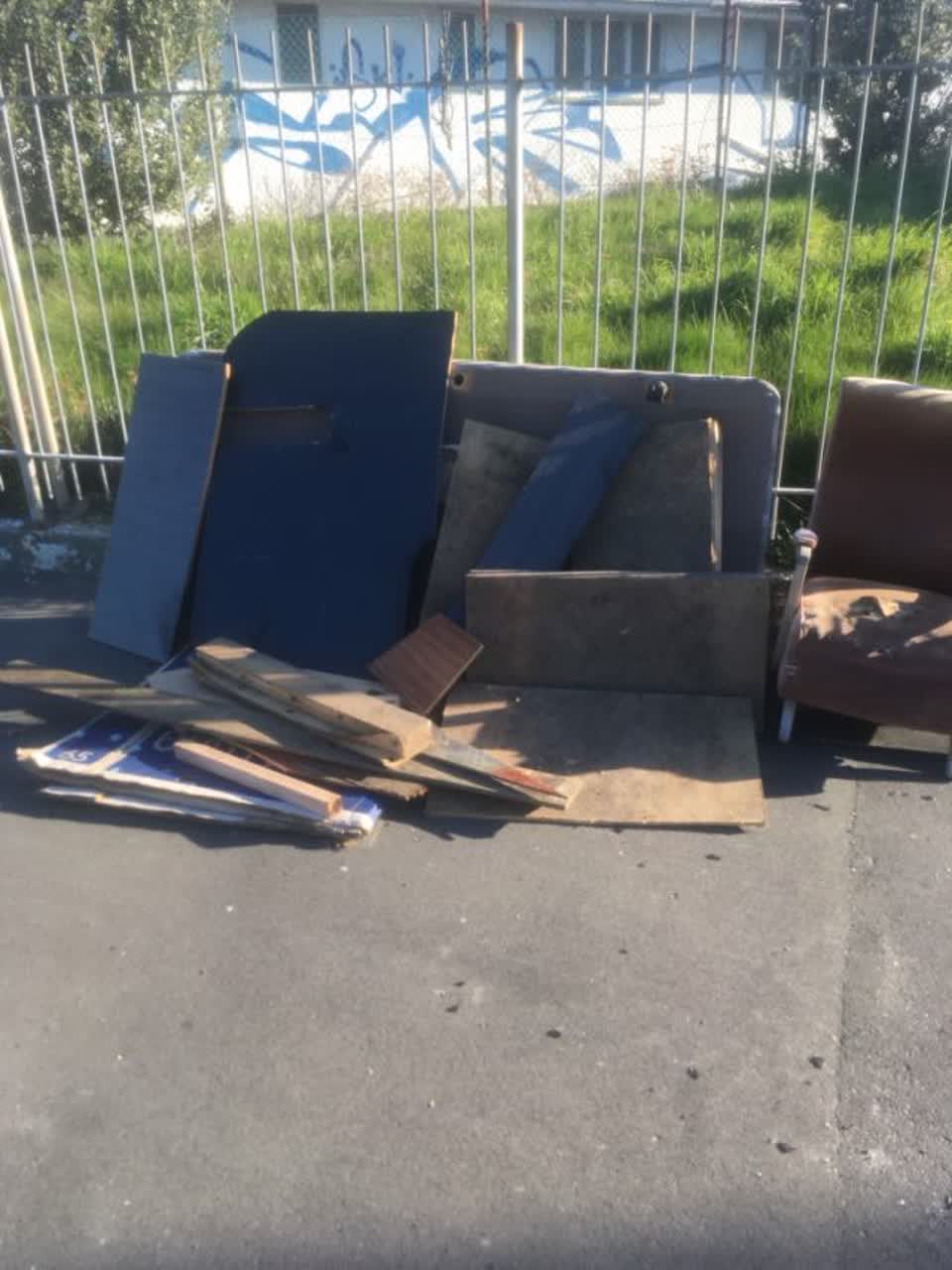 The photograph attached to this rubbish/recycling report
